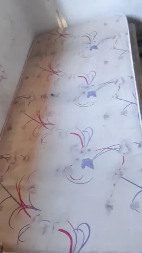 Vendo três camas e duas colchões com detalhes arranhões e uma das camas também é quebrada