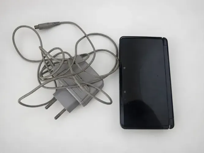 Nintendo 3DS preto com carregador + jogo Pokémon Alpha Sapphire