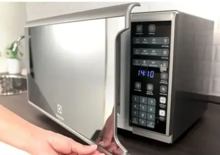 Micro-ondas Semi-novo Electrolux 31L cor Inox Espelhado Por menos da metade do preço 