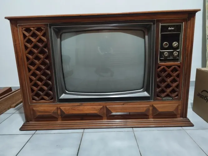 TV Tubo Sylvania com móvel colorida para colecionadores ou técnicos de tv