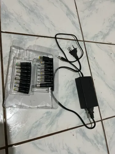 Vendo carregador de notebook universal