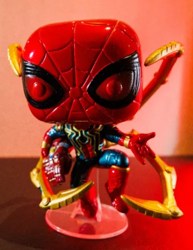 Colecionável Funko Pop Iron Spider Endgame Gauntlet (Aranha de Ferro com Manopla) #577