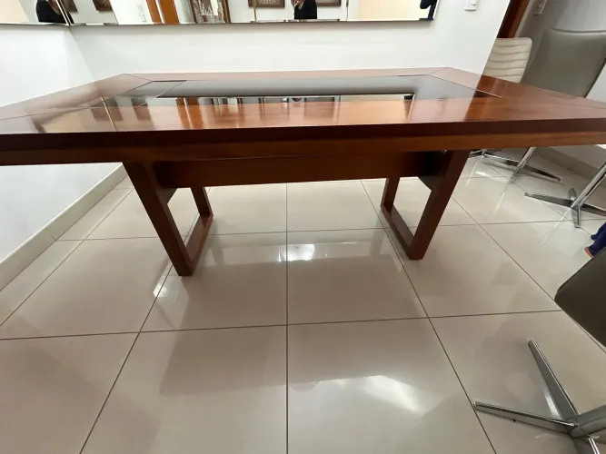 Mesa de madeira com vidro 