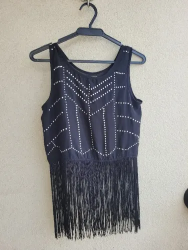 Regata com apliques metálicos e franja