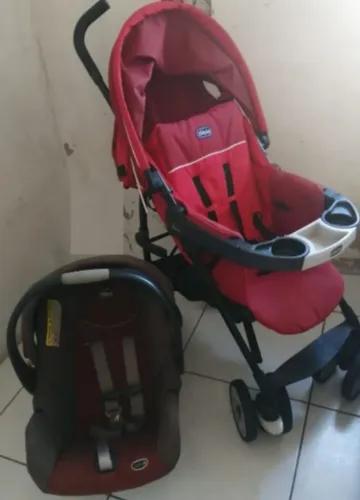 Carrinho de bebê com bebê conforto