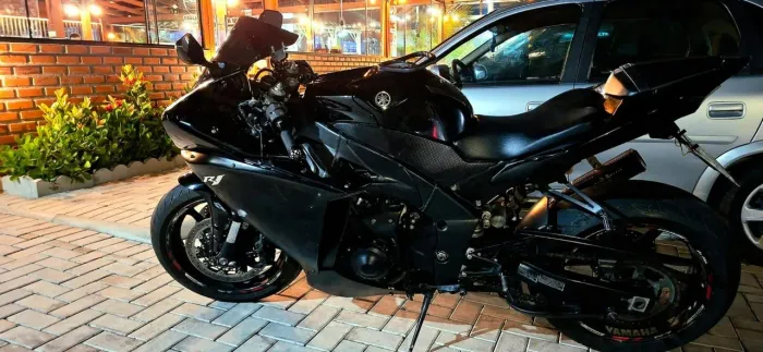 R1 2013 - crossplane, da moto gp para a rua