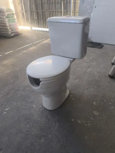 Vaso sanitário com caixa acoplada.