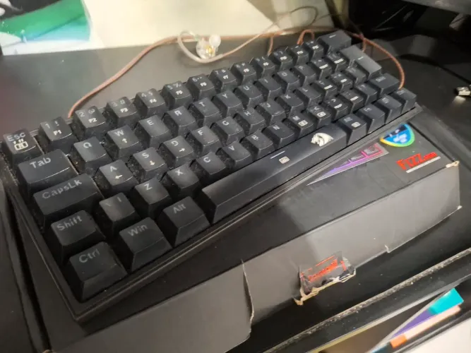 Redragon Fizz RGB switch blue, funcionando normal, semi novo, apenas sem cabo