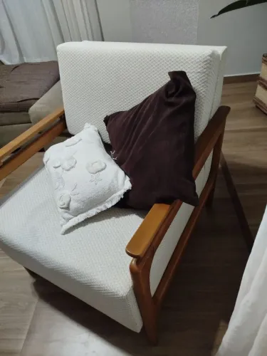 Linda poltrona de tecido e madeira de primeira