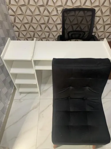MESA DE MANICURE E DUAS CADEIRAS