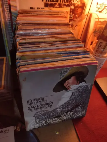 350 Discos de Vinil Compactos (200 com capinha + 150 sem)