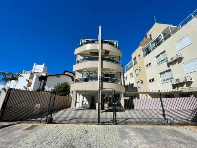 Apartamento mobiliado com 2 dormitórios, suíte e churrasqueira nos Ingleses