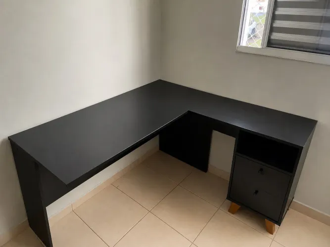 Mesa de escritório com gaveta