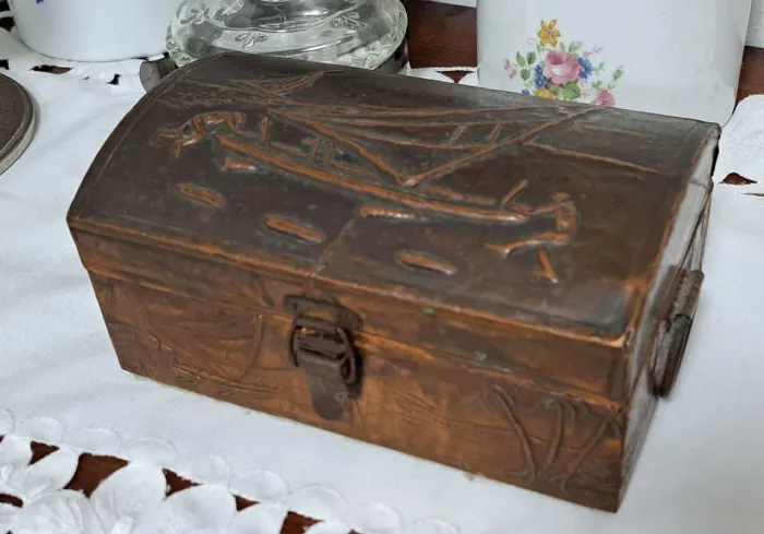 Baú / porta joias antigo revestido em cobre trabalhado figuras relevo
