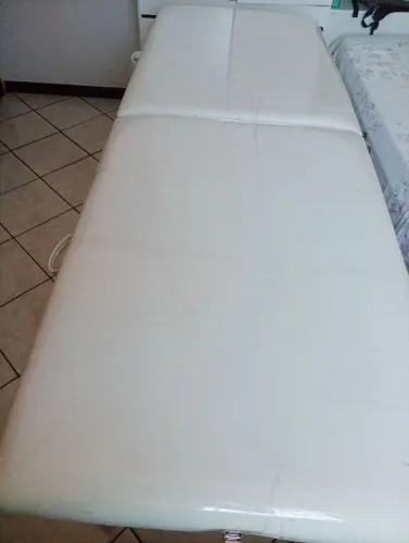 Mesa de passagem dobrável portátil , em excelente estado .ainda com plástico. Branca 