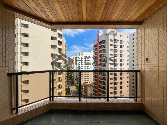 Apartamento com varanda e lazer na Praia das Pitangueiras, Guarujá