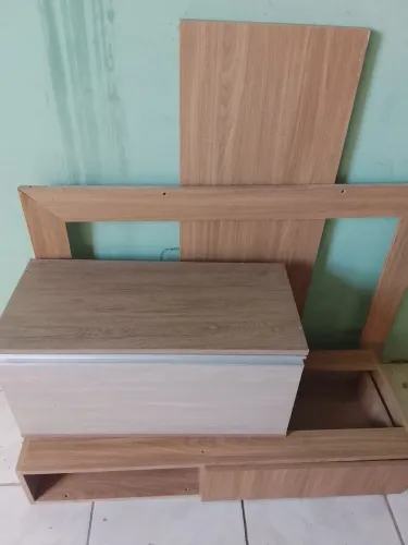 Um conjunto de armário com espelho de salão de cabeleireiro
