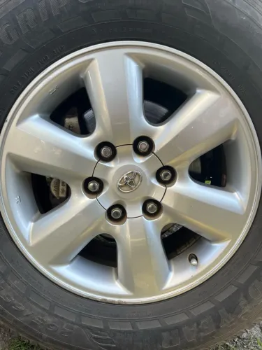 4 Rodas Hilux Original Aro 17 + 5 Pneus 265/65R17