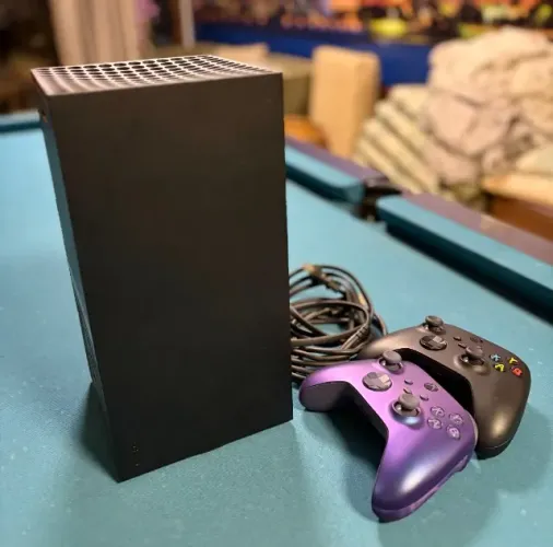 XBOX SERIES X (COM 2 CONTROLES ORIGINAIS)