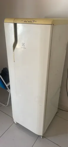 GELADEIRA ELECTROLUX 260L