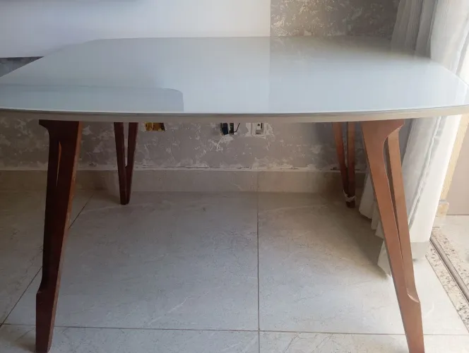 Mesa tampo de vidro conservada