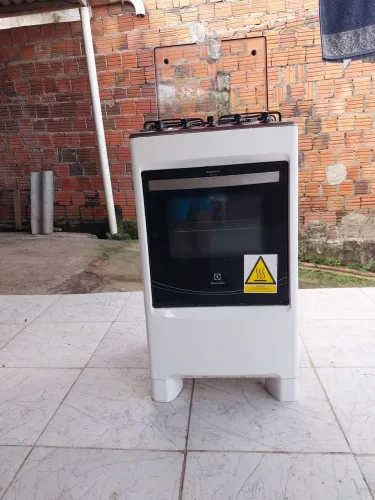 Fogão Electrolux 4 bocas semi novo, em ótima condições de uso, não perca ótimo preço.
