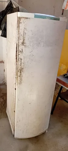 GELADEIRA PEQUENA CONSUL COM MARCAS DE USO