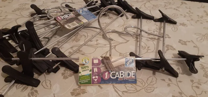 Cabides em Metal Cromado com Presilhas São 13 CABIDES.