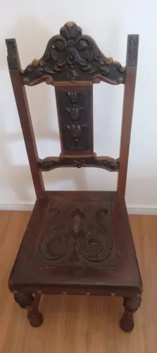 Cadeira maciça com couro, antiquidade