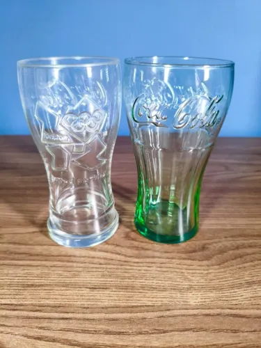 Conjunto 2 Copos Coca-Cola Colecionáveis: 1 Verde Vintage e 1 Olimpíadas 2012