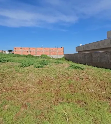 Terreno de 400 m² em condomínio fechado - Condomínio Residencial Riviera Village em Cravin
