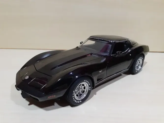 Miniatura Chevrolet Corvette 25th Anniversary Ed 1978 1/18 Ut Models