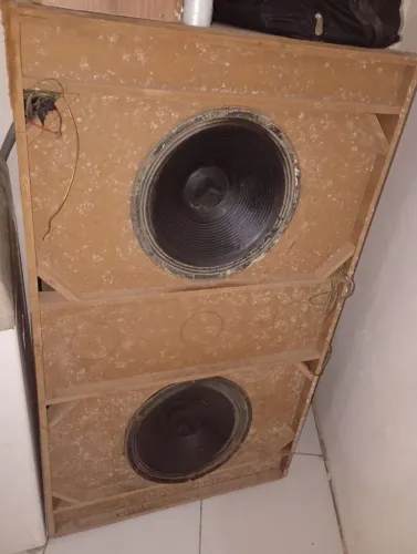 Vende-se este caixa com 2 fone 18