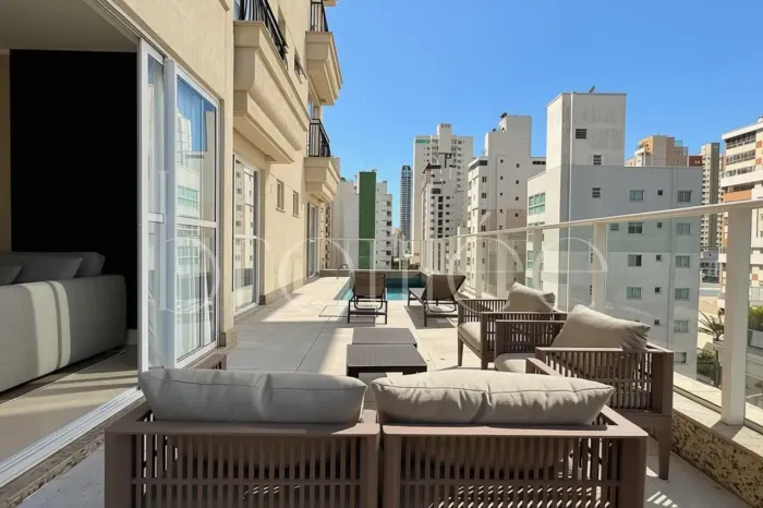 APARTAMENTO DIFERENCIADO COM PISCINA PRIVATIVA FINAMENTE MOBILIADO EM BALNEÁRIO CAMBORIÚ-S