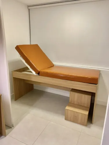 Maca de madeira para atendimento/ massagem/ estética - resistente - ótimo estado