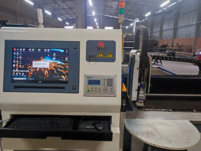 VENDE-SE MÁQUINA DE CORTE A LASER FIBRAVENDE-SE MÁQUINA DE CORTE A LASER FIBRA