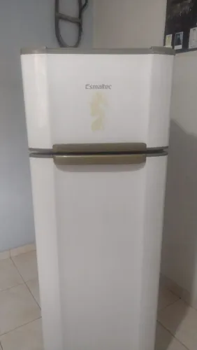 Geladeira Esmaltec RCD34 usada