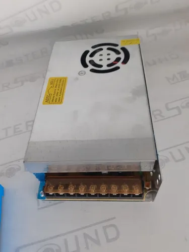 Fonte chaveada. 12volts. 20.0 amperes. Nova.