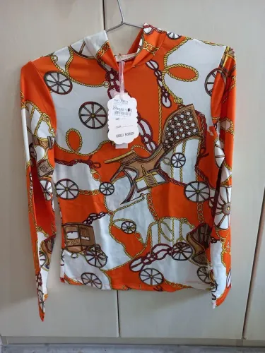 Blusa de manga comprida e com estampas