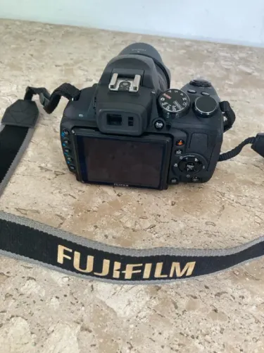Vendo máquina fotográfica Fujifilm.