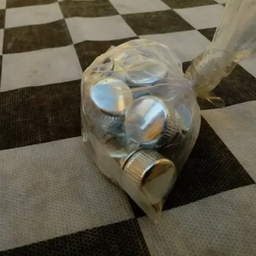 Suporte para fixar espelho a parede, tipo botão, tenho 15u, metal, bom estado.