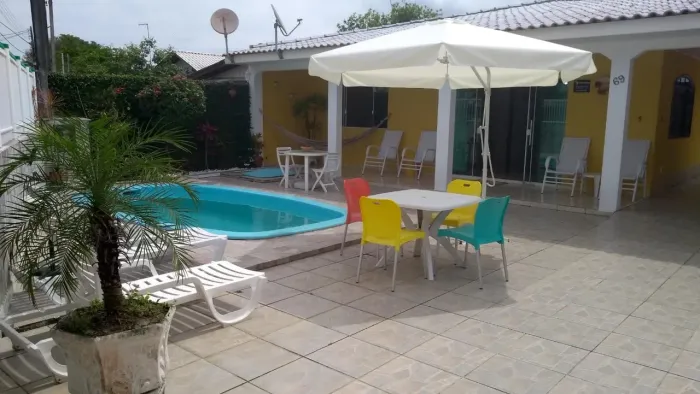 Casa com piscina em matinhos 