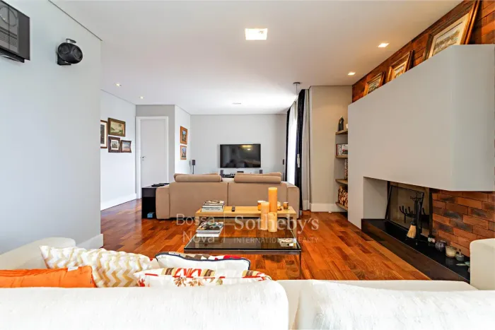 Apartamento com varanda ampla e vista para o skyline em localização privilegiada