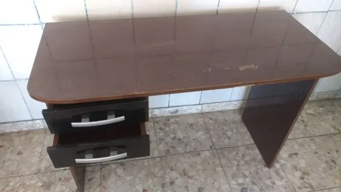 Mesas 1 ou 2gavetas, em Mdf, usadas, cor escura. E outros.