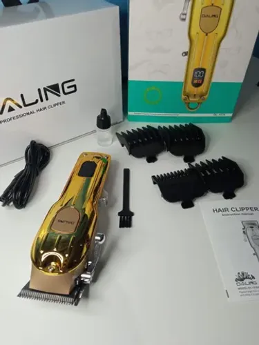 Máquina de corta cabelo dourada 