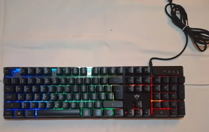 Teclado Gamer Trust Azor Gxt 835 Qwerty Preto Com Luz Rgb
