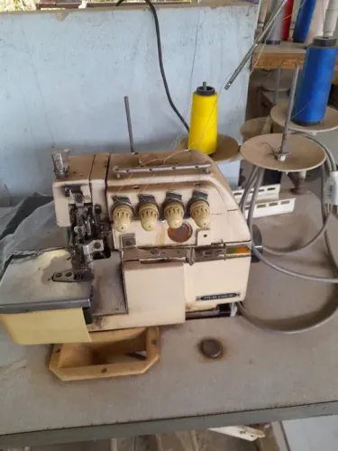 Máquina de Costura - Overlock 5 fios Yamata