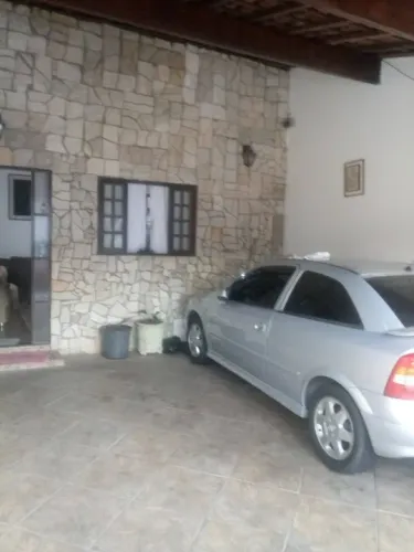 Sobrado c/ 3 quartos, 1 st. no jd. São Lourenço. Troca por chácara de igual valor.