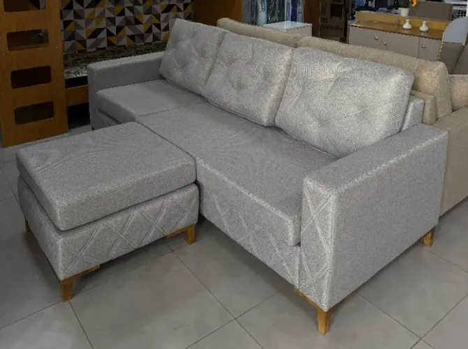 Sofá Living Serena 2,40m com Puff Linho D33 (FAZEMOS ENTREGAS DF E ENTORNO)