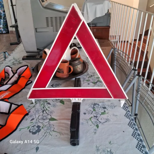 Triângulo de sinalização para veículos